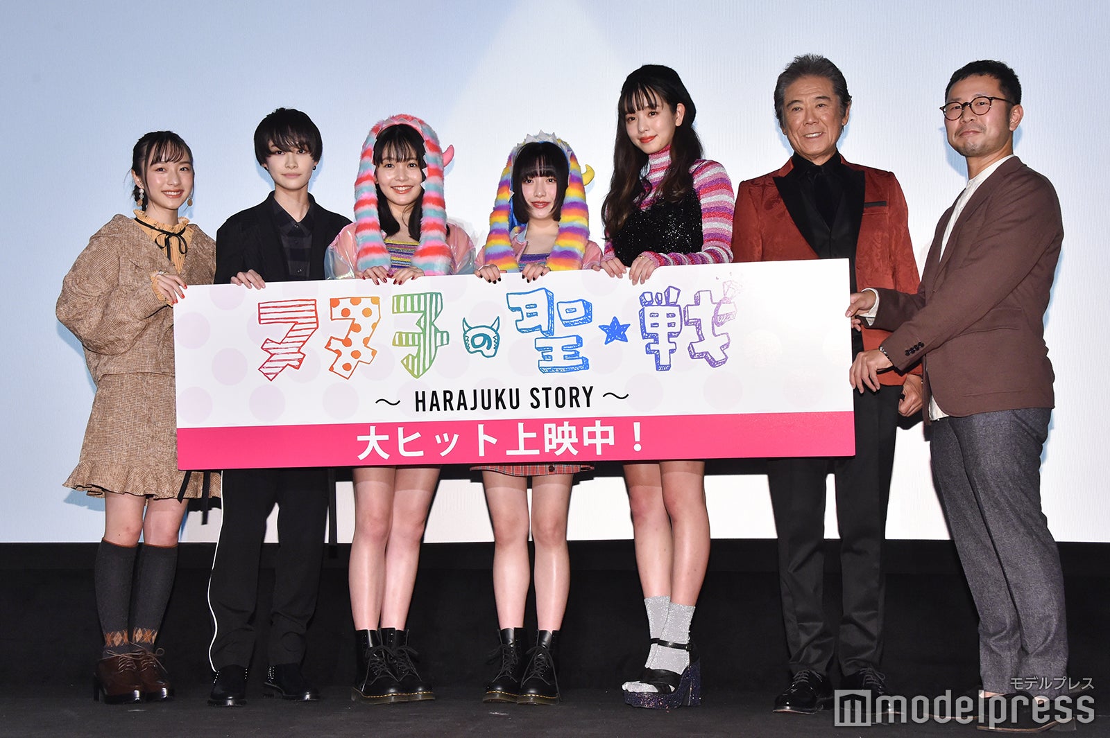 （左から）内田珠鈴、中山咲月、久間田琳加、吉田凜音、横田真悠、西岡徳馬、進藤丈広監督（C）モデルプレス