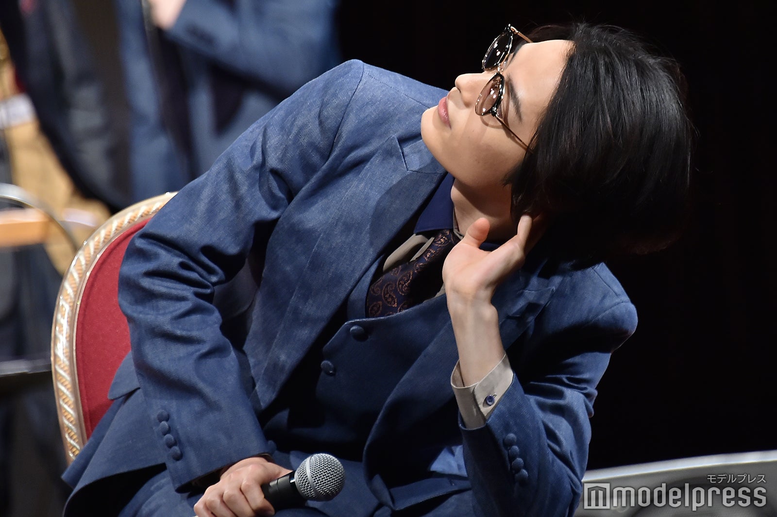 モニターを見上げる塩野瑛久／男劇団 青山表参道X「ENDLESS REPEATERS —エンドレスリピーターズ—」DVD発売記念イベント （C）モデルプレス