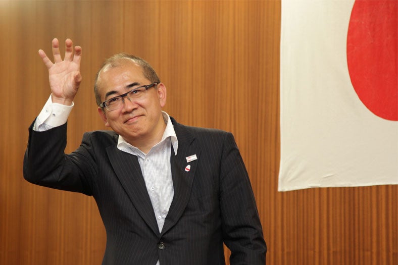 ガガ・ポーズを決めた溝畑宏観光庁長官