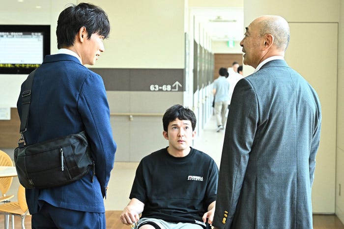 綾野剛、浅利陽介、高橋克実/「オールドルーキー」第6話より(C)TBS