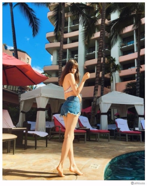 八木アリサ、美背中＆美脚ショット公開にファン悶絶「美しすぎる」「女神降臨…」