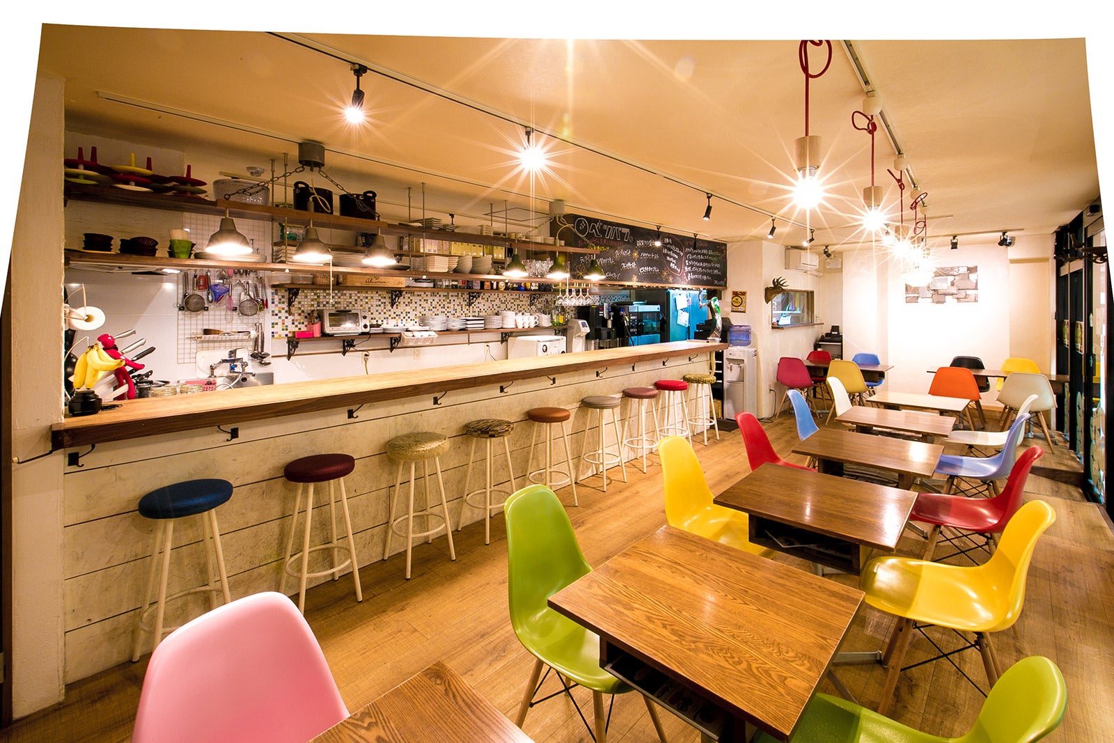 色とりどりのチェアが並んだキュートな店内（C）モデルプレス