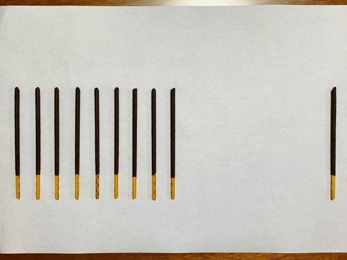 ポッキーによるオッペル・クント錯視