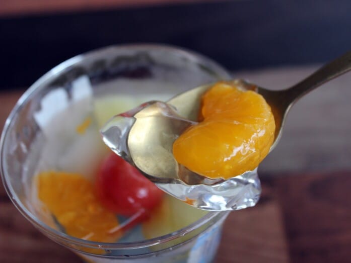 表面はすっきりとした味わいのレモンゼリー。その下には寒天やラムネゼリーが隠れています