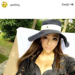 モデルプレス - GENKING、美バストあらわなリラックスショット公開 “表情”にも注目集まる