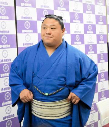 復活優勝の若隆景、愛妻から「予行練習」タイを持って5日目に写真撮影「たまたま大きいタイが売っていて」