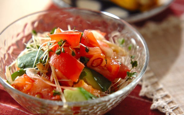 ゴマ油の風味とコクがたまらない、トマトとキュウリの夏サラダ