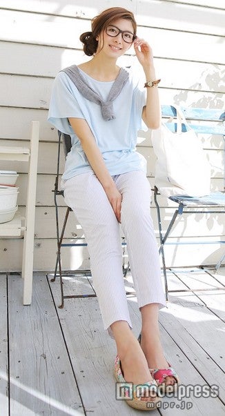 ピンストライプ柄ホワイトテーパードパンツ「Plaisir」4,199円（税込）