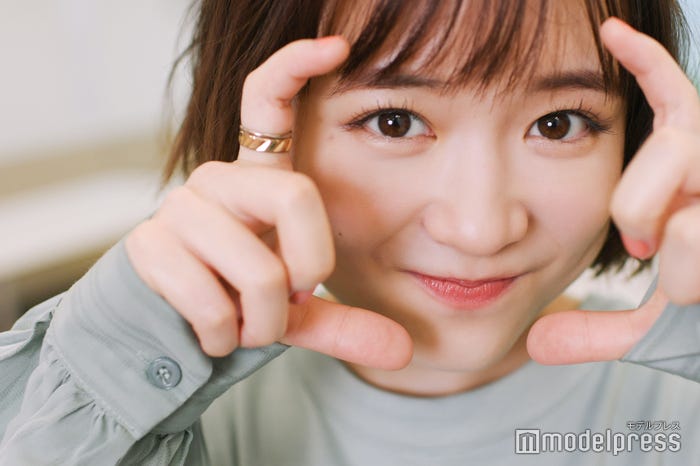ドアップでの撮影をカメラマンにリクエストする大原櫻子(C)モデルプレス