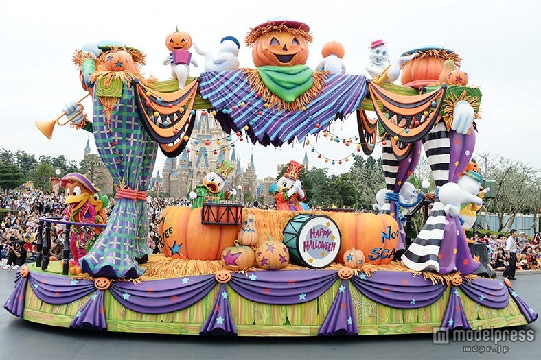 「ハッピーハロウィーンハーベスト」“ハロウィーン・フェア”の賑やかな音楽団のフロート