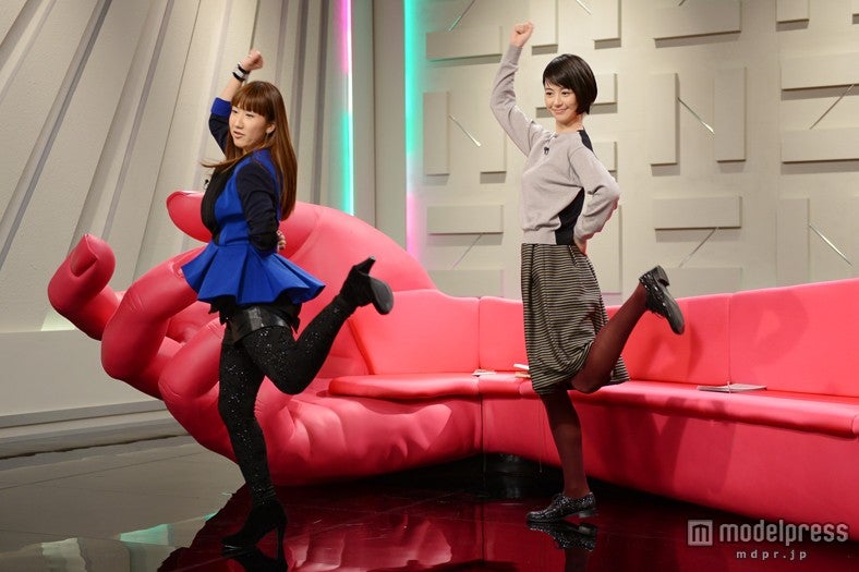 新番組「夏目と右腕」でももクロのダンスを披露する夏目三久／画像提供：テレビ朝日