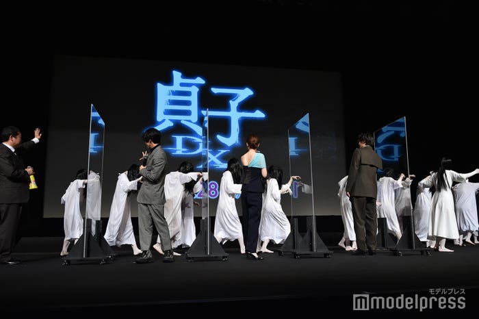 貞子に手を振る木村ひさし監督、川村壱馬、小芝風花、黒羽麻璃央(C)モデルプレス