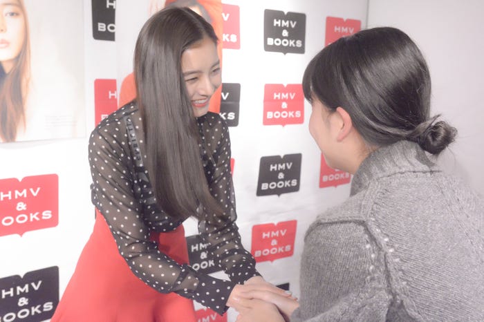 ファンと握手をする新木優子(C)SDP/衣装:Dior