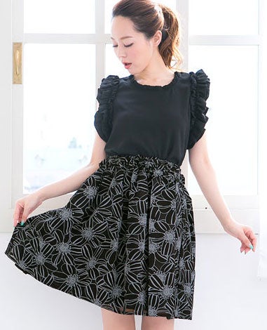 フラワーレース柄ミディアム丈フレアスカート「神戸レタス」2680円（税込）