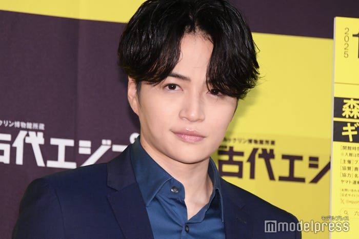 ネイビーのスーツを着こなす菊池風磨(C)モデルプレス