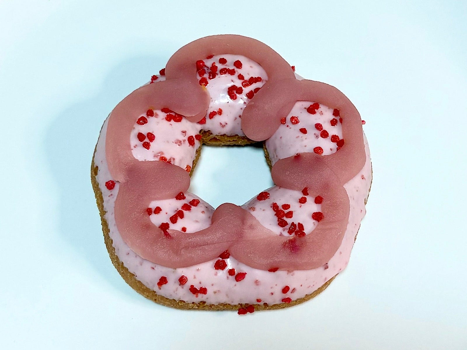 「桜もちっとドーナツ 咲くいちごみるく」テイクアウト216円/イートイン220円