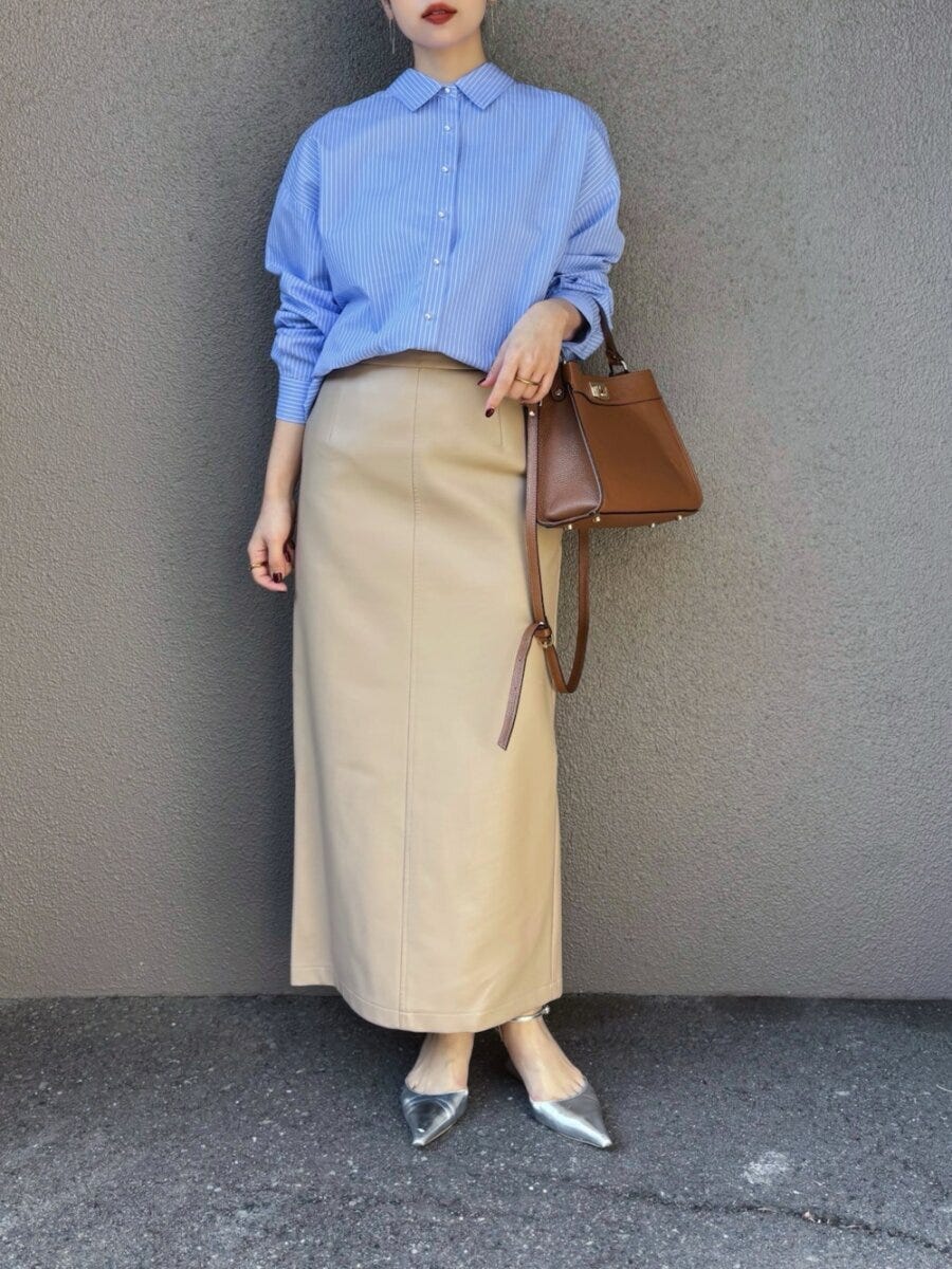2026春大人女性おすすめブルーシャツきれいめナロースカートコーデ