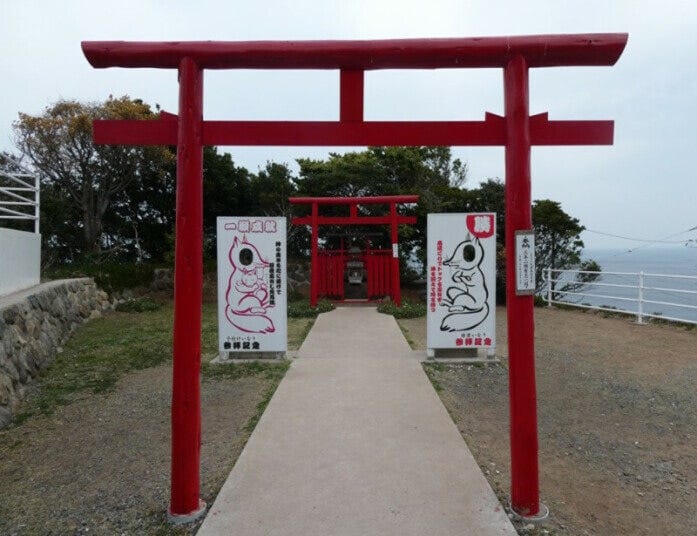 元乃隅神社の中で一番高い場所にある小さな社(2022年3月撮影)