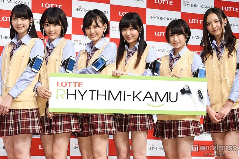 HKT48（左から：松岡菜摘、宮脇咲良、兒玉遥、指原莉乃、朝長美桜、森保まどか）