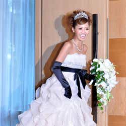 小森純 結婚披露宴直前記者会見 総額1億7000万円のジュエリーを披露 モデルプレス