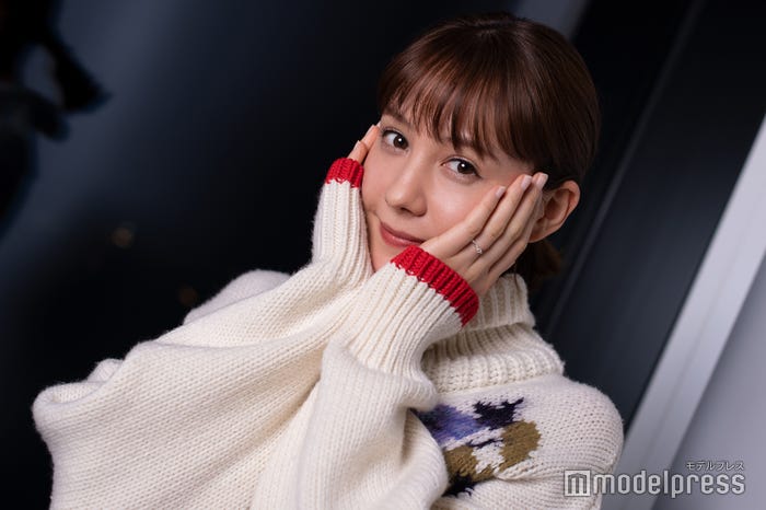 トリンドル玲奈/結婚指輪がキラリ (C)モデルプレス