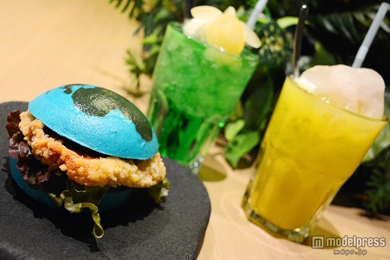 「ブルーバーガー」￥470、カメとクマのアイスがのった「メロンソーダフロート」「オレンジフロート」￥460