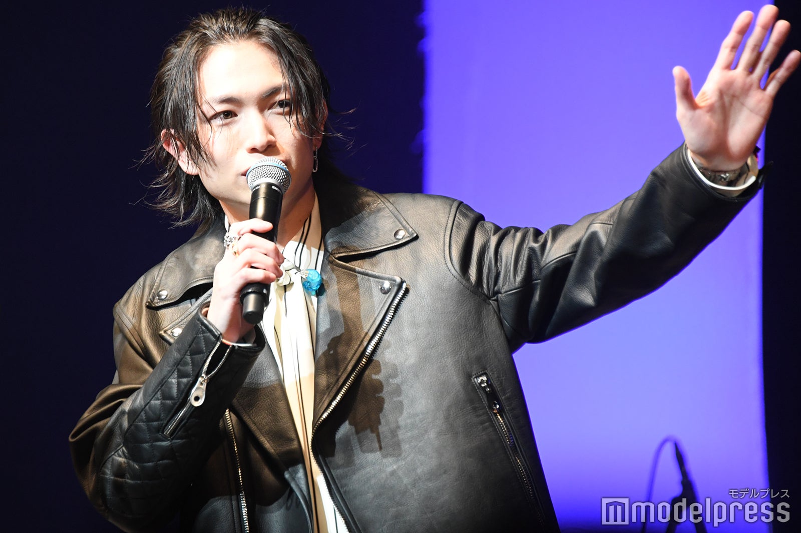 配信カメラに手を振る綱啓永（C）モデルプレス