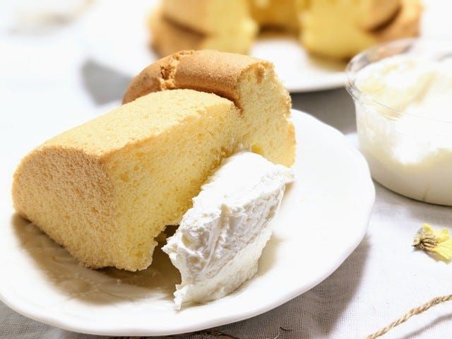 カットしたシフォンケーキ