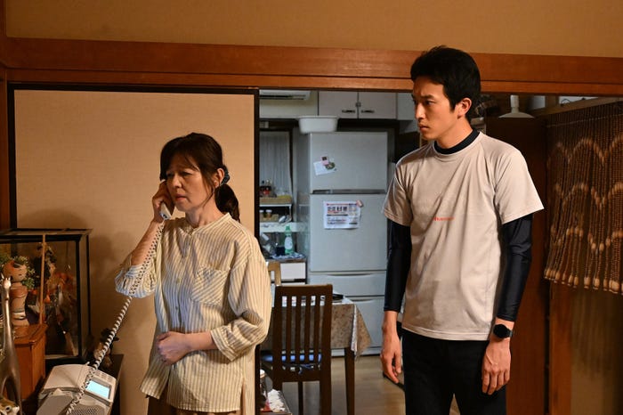 石野真子、杉野遥亮「マウンテンドクター」第6話より(C)カンテレ