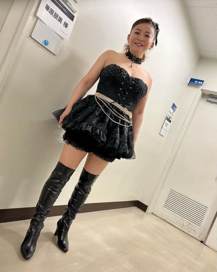 25㎏減成功の華原朋美、ミニスカ姿披露