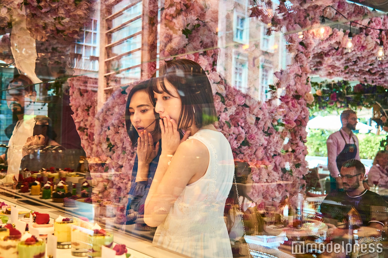 百花繚乱！バラが咲き乱れるロマンティックな内装にうっとり（C）モデルプレス