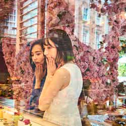 百花繚乱!バラが咲き乱れるロマンティックな内装にうっとり(C)モデルプレス