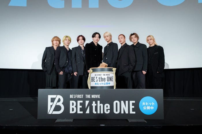 (左から)SOTA、SHUNTO、MANATO、RYUHEI、JUNON、RYOKI、LEO、SKY-HI/写真:坪井隆寛