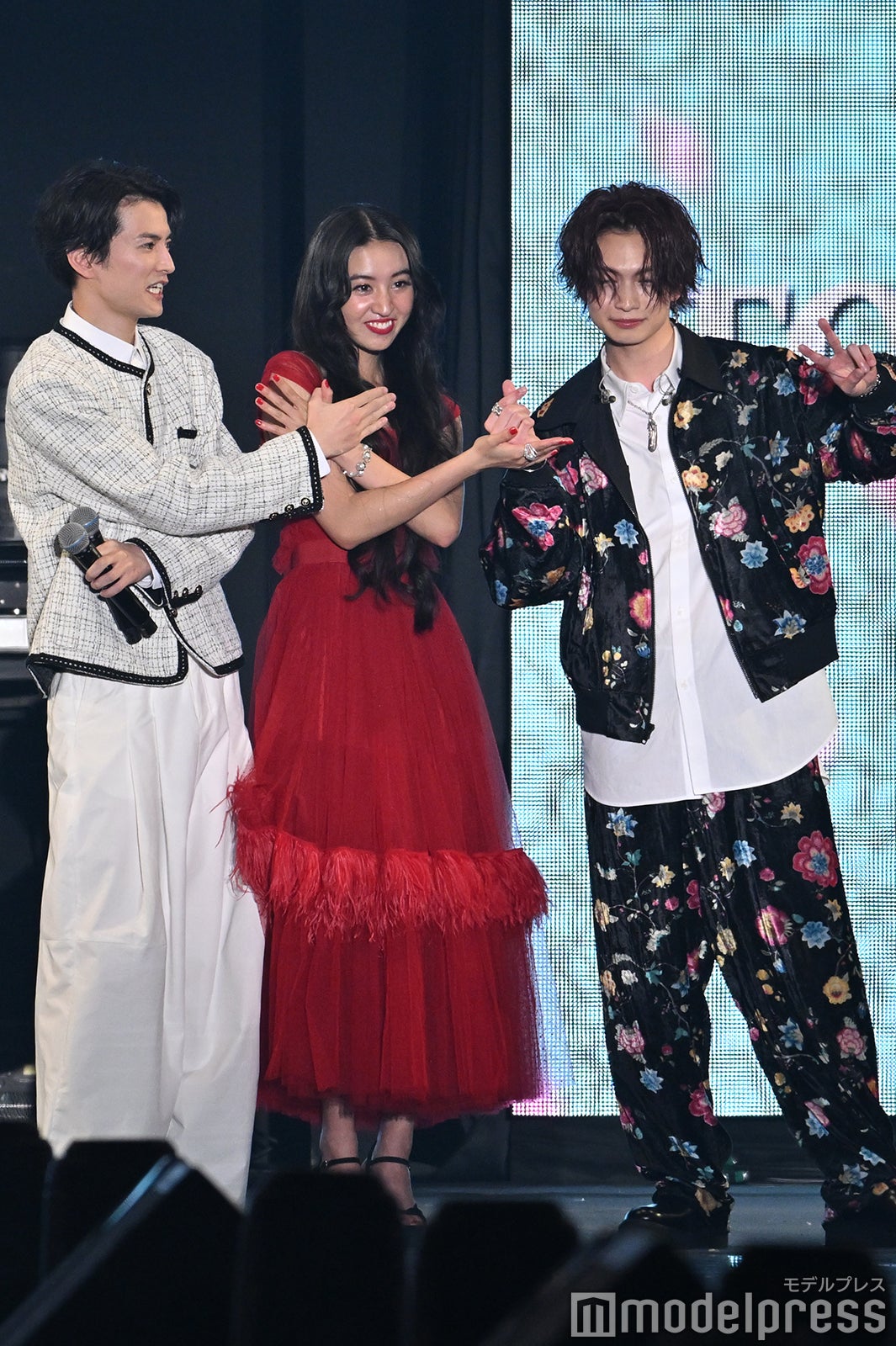 「女神降臨」ポーズでキメる渡邊圭祐、Koki、綱啓永（C）モデルプレス