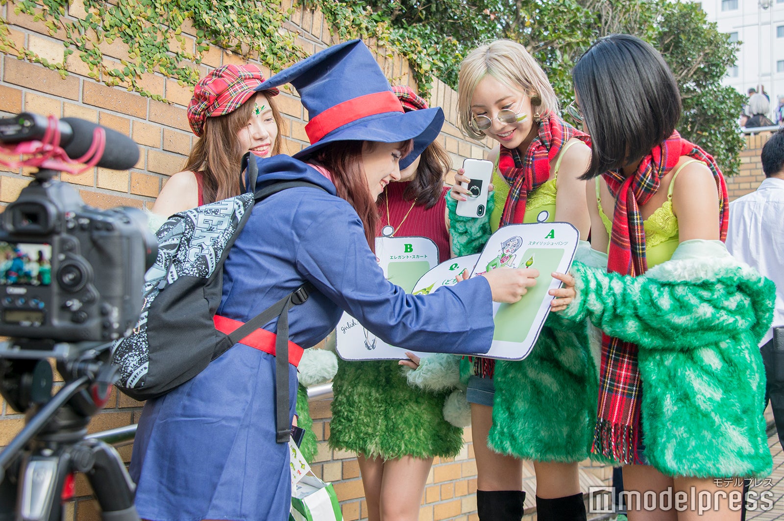 どっちのコーデが可愛いか街頭アンケート（C）モデルプレス