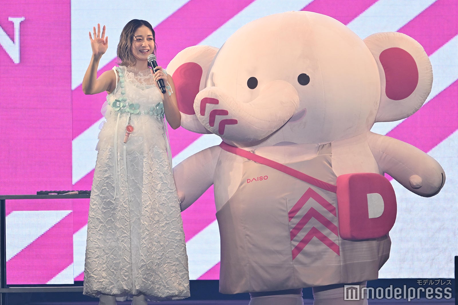 みちょぱ、DAISO×TGC新作コスメで“多幸感メイク”披露 春夏トレンド満載のステージ