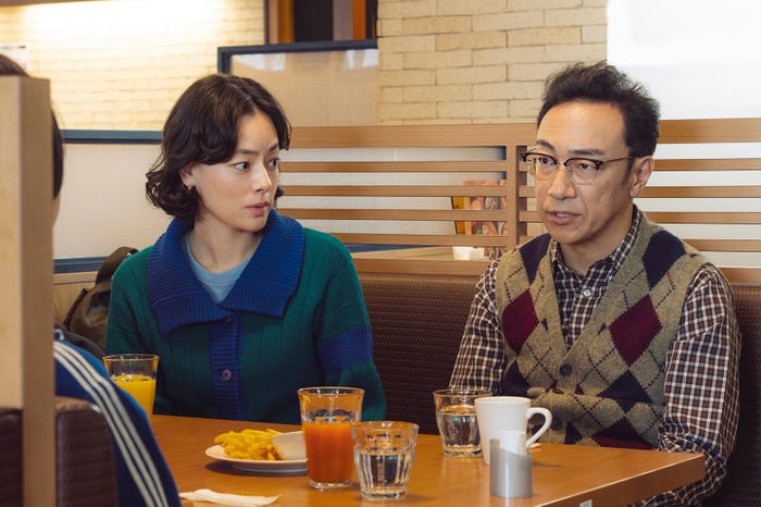 市川実日子、角田晃広「ホットスポット」第1話(C)日本テレビ