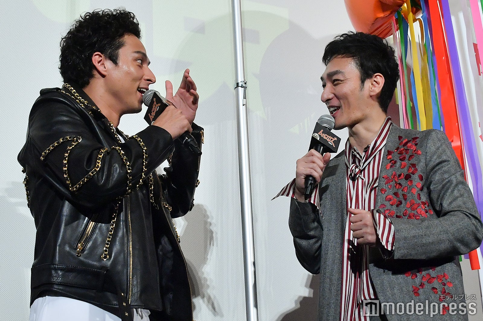 喜び合う満島真之介、草なぎ剛 （C）モデルプレス