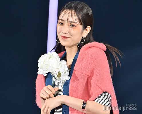 日向坂46佐々木久美、“花束にキス”が可愛い ピンク差し色のレディスタイル<TGC 2022 S/S>