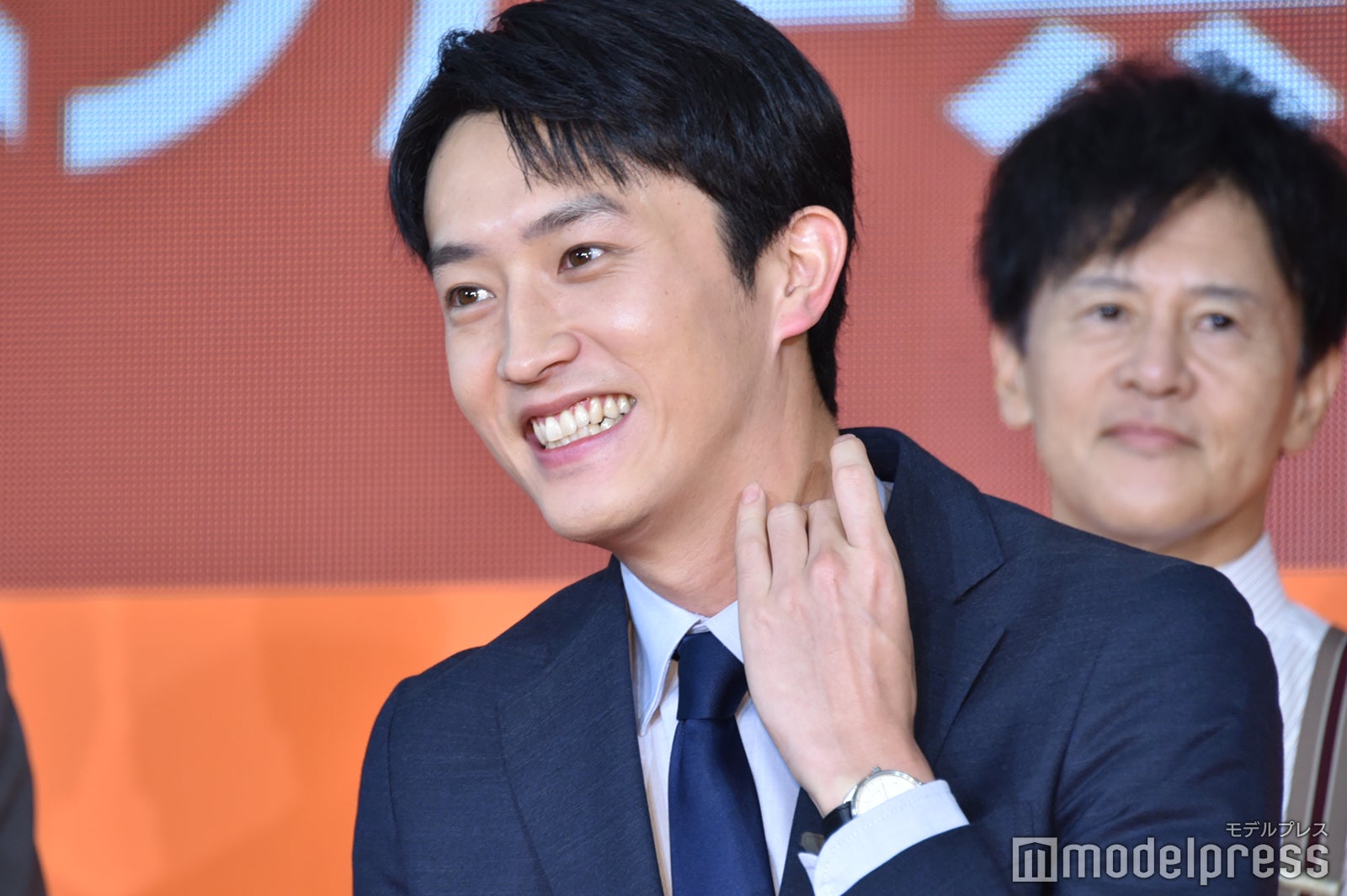 照れる杉野遥亮（C）モデルプレス