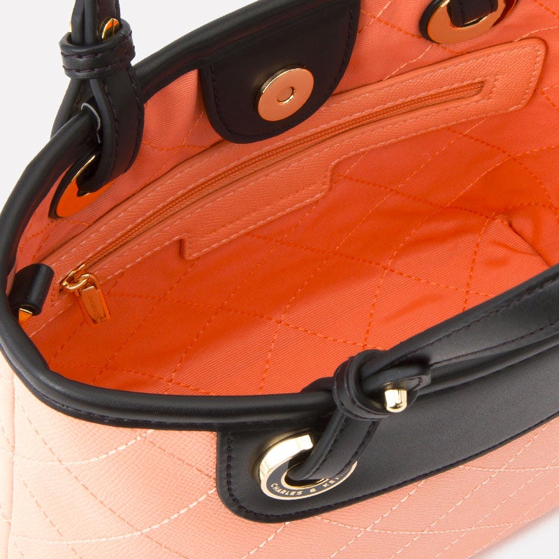 キルティッドトート「CHARLES & KEITH」5,346円（税込）／画像提供：CHARLES & KEITH OFFICIAL ONLINE STORE