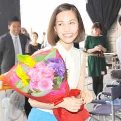 水原希子/ICEカップヌードル新CM「氷入れすぎた」篇メイキングカットより