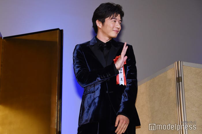 ファンの声援に応える田中圭 (C)モデルプレス