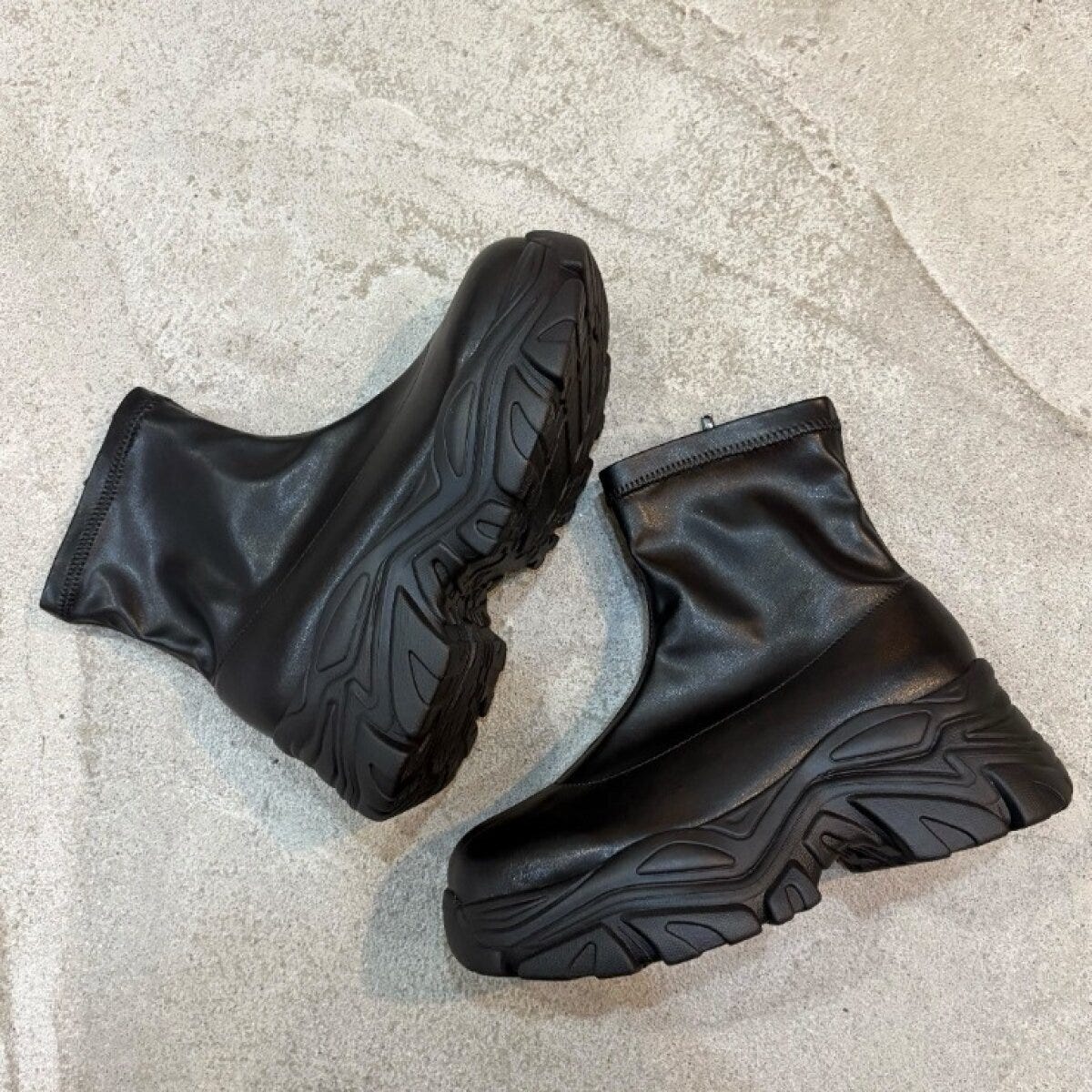 黒い厚底ストレッチブーツ