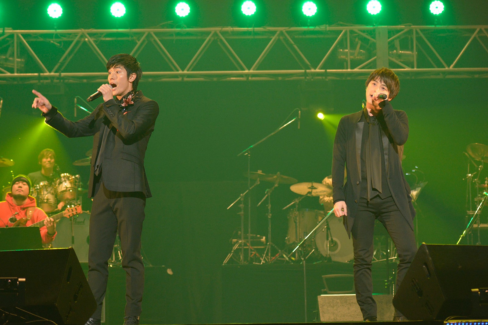 小池徹平×三浦春馬、武道館で再タッグ実現 “歌って踊る”2人に歓声