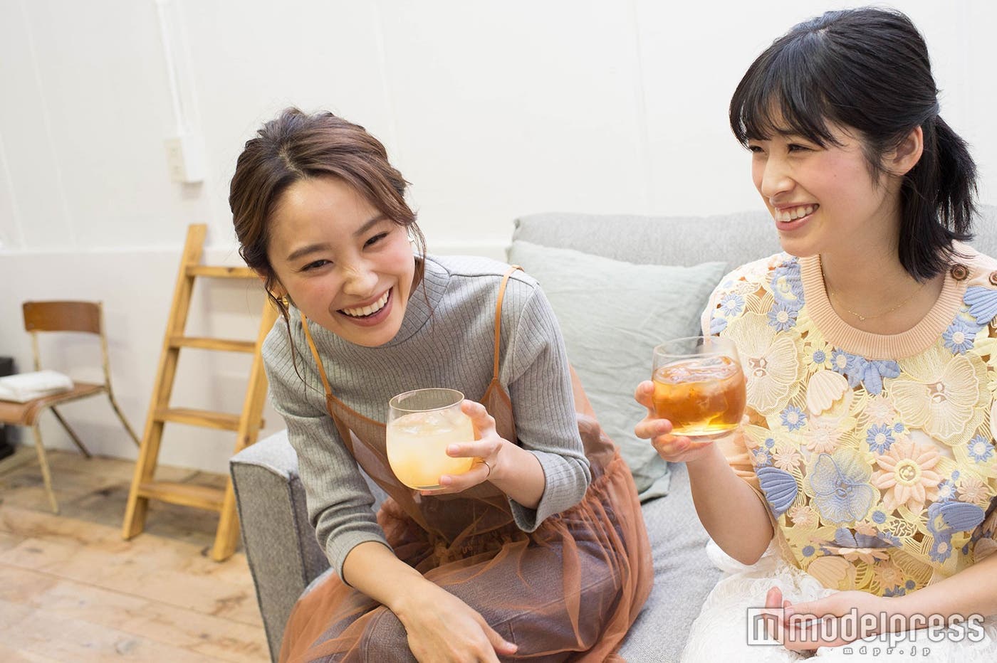 サシ飲みで恋バナも飛び出す… (C)モデルプレス