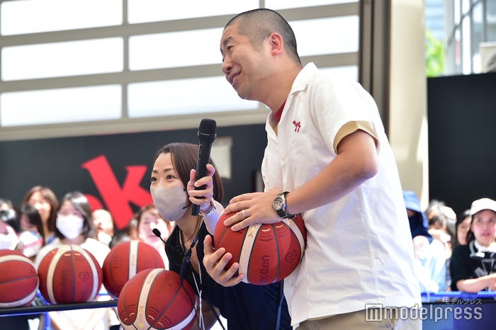 時間が余ったので3ポイントシュートに挑戦することになった澤部佑(C)モデルプレス