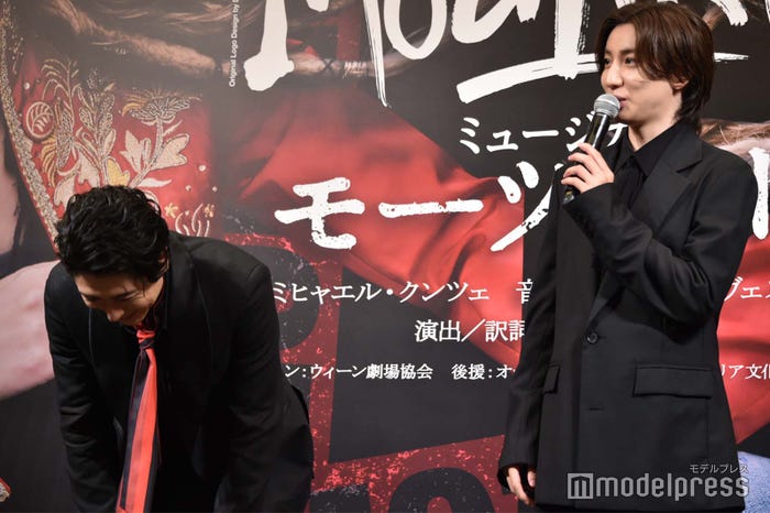 爆笑で崩れ落ちる古川雄大(左)をよそに冷静に話し続ける京本大我(C)モデルプレス