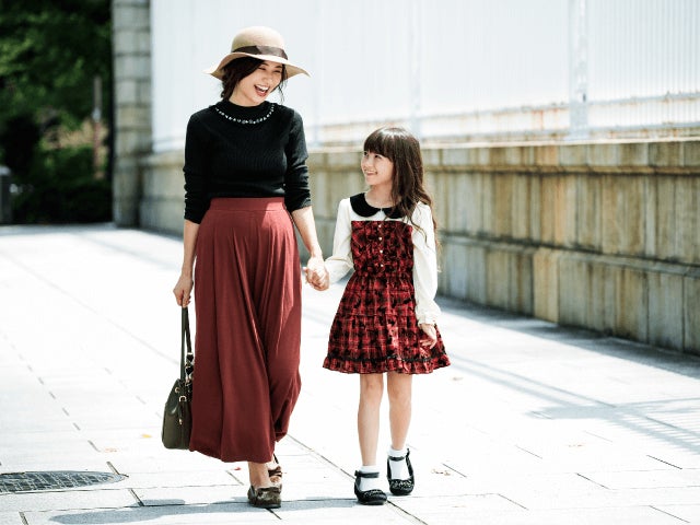 mama：ニット￥2,800、靴￥4,900／以上axes femme、Kids：ワンピース￥3,800、靴￥3,800／以上axes femme（C）TOPLOG