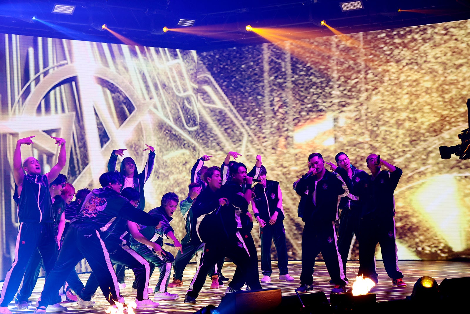 “24karatsメドレー”で盛り上がるメンバー （提供写真）